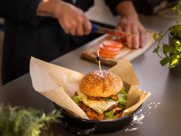 Świeżo przygotowana kanapka z hamburgerem na kempingu Roan Valkanela.