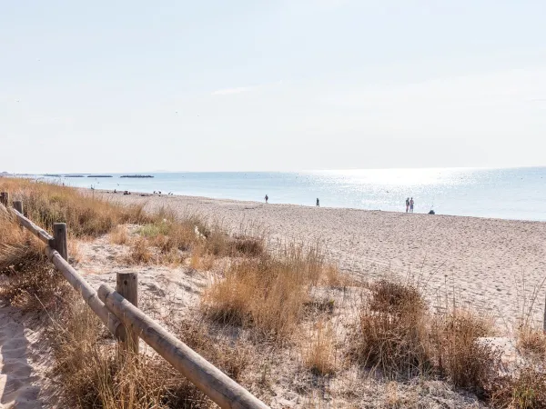 Plaża i morze w pobliżu kempingu Roan Domaine de La Yole.