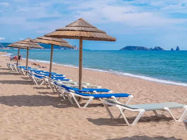 Leżaki na plaży na kempingu Roan Playa Brava.