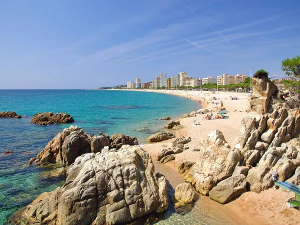 Plaża Playa d'Aro w pobliżu kempingu Roan Cala Gogo.