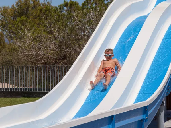 Zjeżdżalnie wodne na kempingu Roan Vilanova Park.