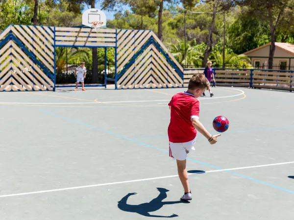 Boisko wielofunkcyjne na kempingu Roan Vilanova Park.