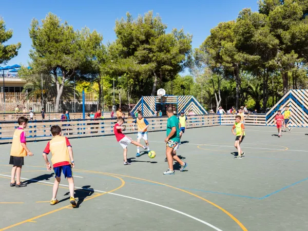 Gra w piłkę nożną na kempingu Roan w Vilanova Park.