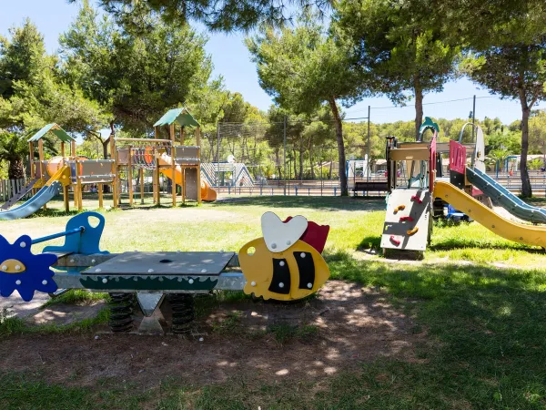 Plac zabaw na kempingu Roan Vilanova Park.