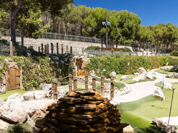 Pola do minigolfa na kempingu Roan Vilanova Park.