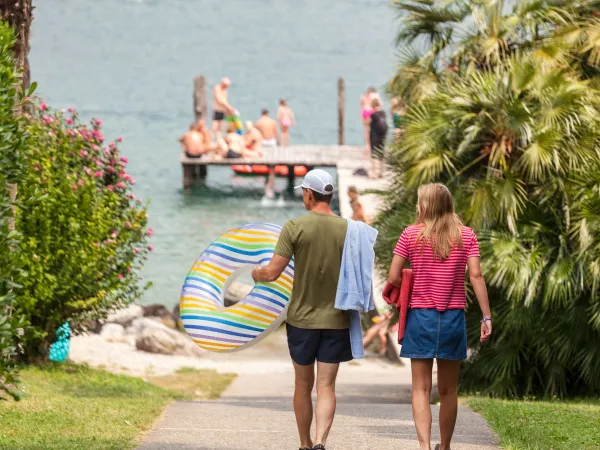 W drodze na plażę na kempingu Roan Eden.