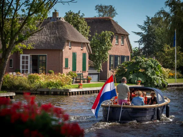 Miejscowość Giethoorn w pobliżu kempingu Roan Marvilla Parks Friese Meren.