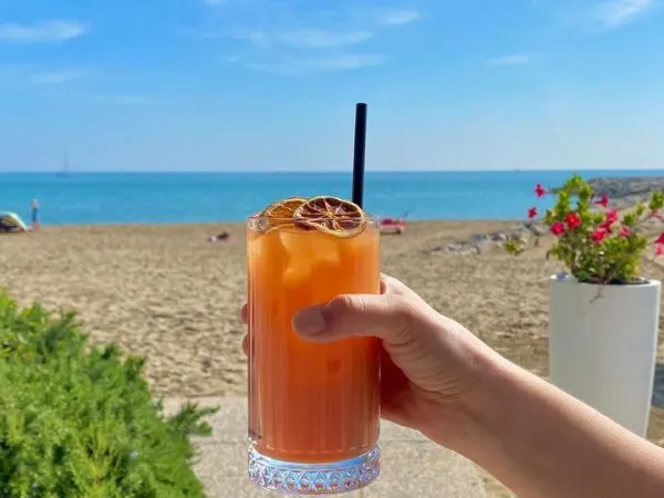 Koktajl na plaży na kempingu Roan Union Lido Mare.