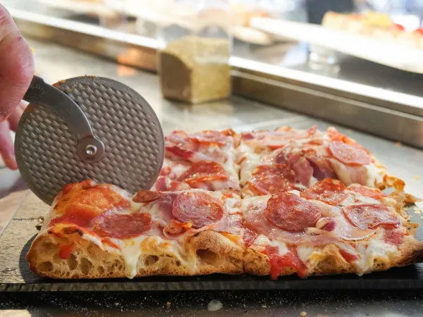 Pyszna pizza na kempingu Roan Union Lido Mare.