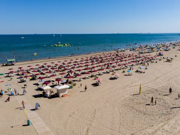 Przegląd plaży na kempingu Roan w Marina Di Venezia.