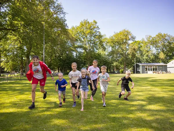 Biegające dzieci na Roanie na kempingu Marvilla Parks Friese Meren.