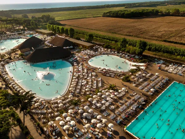 Przegląd kompleksu basenów w parku kempingowym Roan hu Park Albatros village.