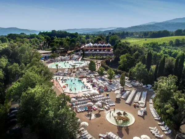 Przegląd basenu dla dzieci powyżej na kempingu Roan hu Norcenni Girasole village.