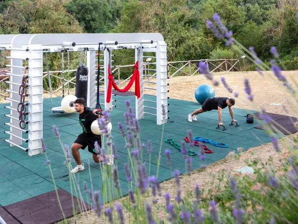Fitness na świeżym powietrzu na kempingu Roan hu Norcenni Girasole village.