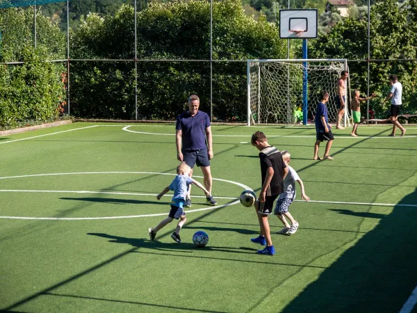 Boisko multisportowe na kempingu Roan w wiosce Norcenni Girasole.