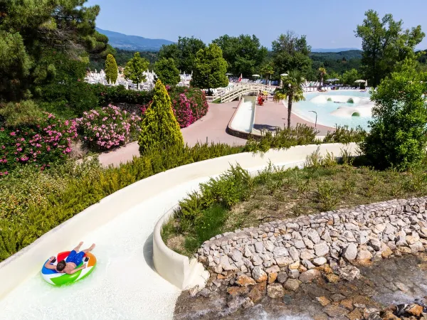 Zjeżdżalnia z oponą na kempingu Roan hu Norcenni Girasole village.