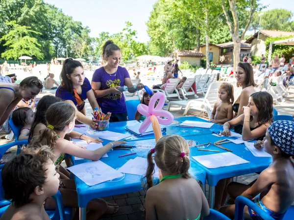 Zajęcia animacyjne dla dzieci na kempingu Roan hu I Pini village.