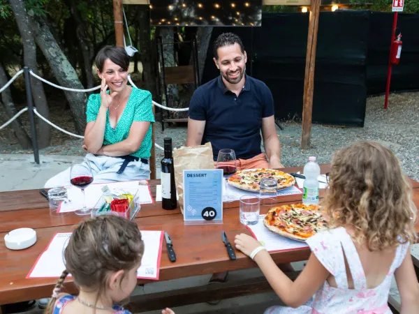 Zjeść posiłek w restauracji Roan na kempingu Montescudaio.