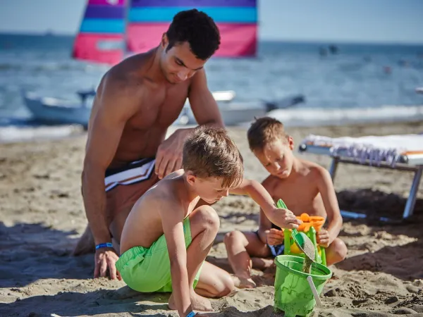 Dzieci bawiące się na plaży na kempingu Roan Mediterraneo.