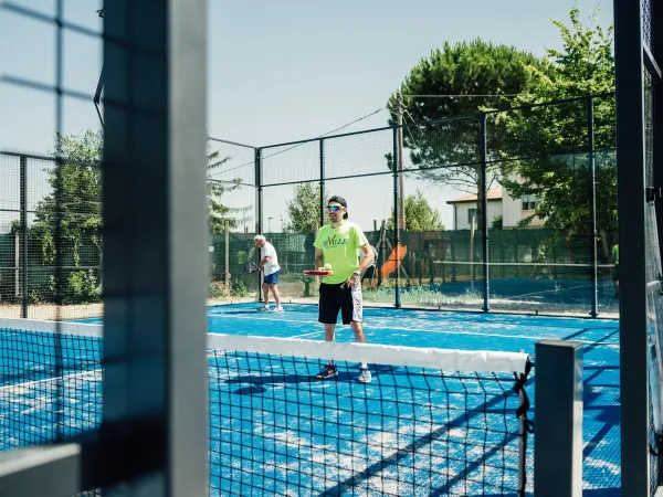 Padel na kempingu Roan Mediterraneo.