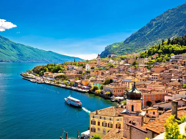 Widok na Limone Sul Garda w pobliżu kempingu Roan La Rocca Manerba.