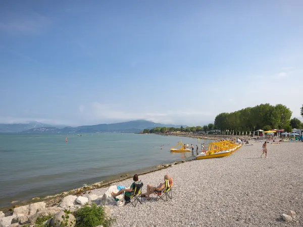 Żwirowa plaża w Roan Camping Butterfly.