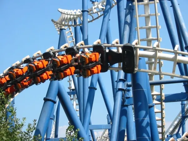 Kolejka górska w Gardaland w pobliżu Roan Camping Butterfly.