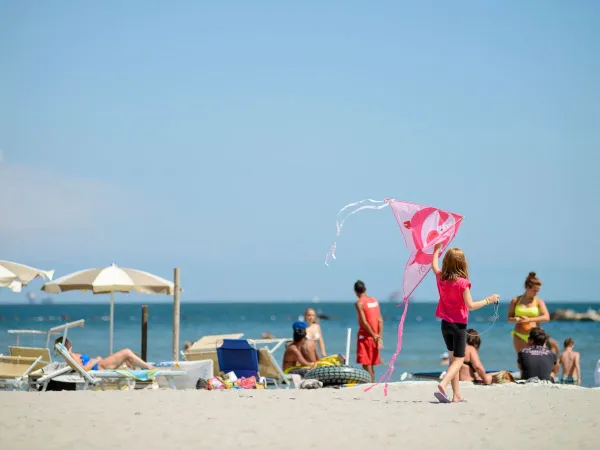 Scena na plaży na kempingu Roan w wiosce Adriano.