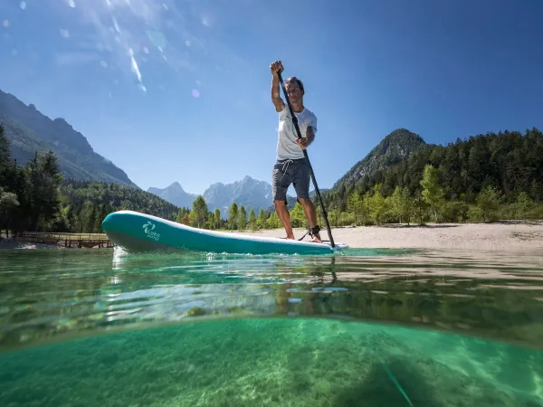 Suppboarding w pobliżu kempingu Roan Lido Verbano.