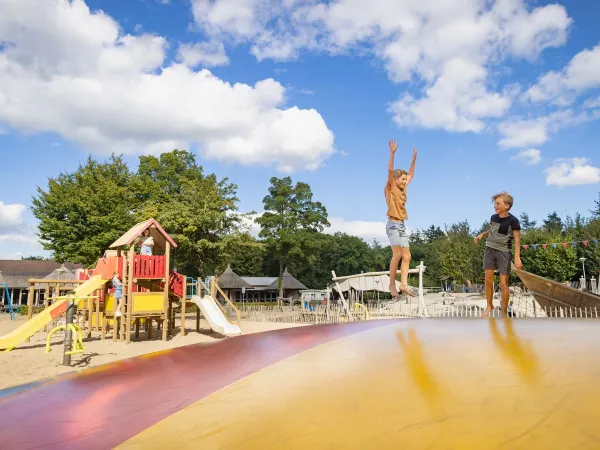 Dmuchany zamek na kempingu Roan Marvilla Parks Kaatsheuvel.