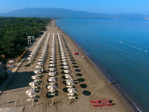 rozległa plaża na kempingu Orbetello.