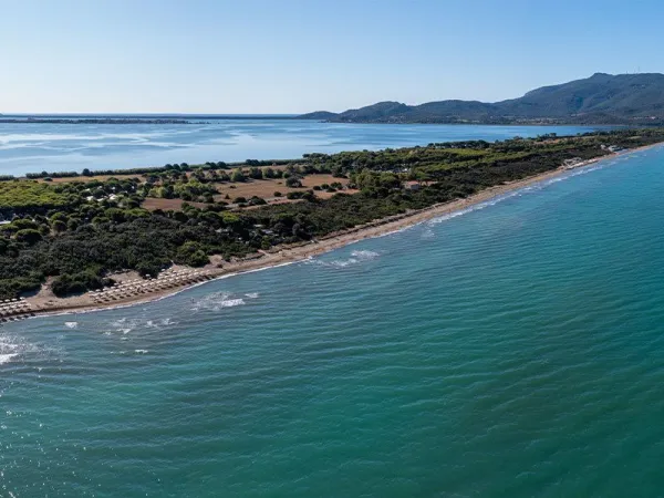 Ujęcie z drona plaży kempingu Orbetello.