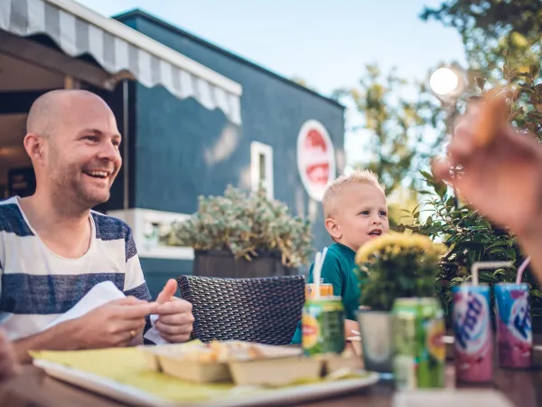 Jedzenie frytek na kempingu Roan w Ackersate.