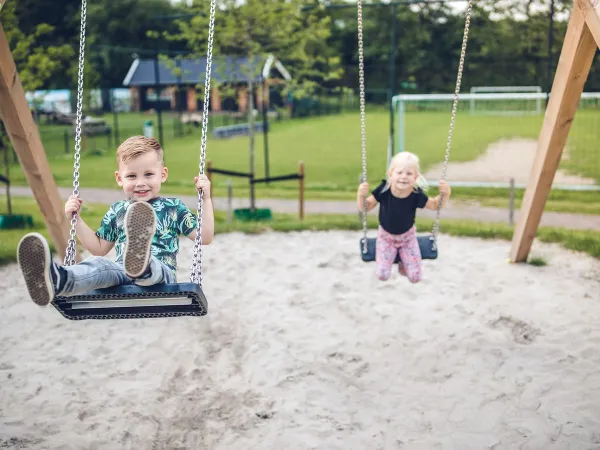 Kołyszące się dzieci na kempingu Roan w Ackersate.