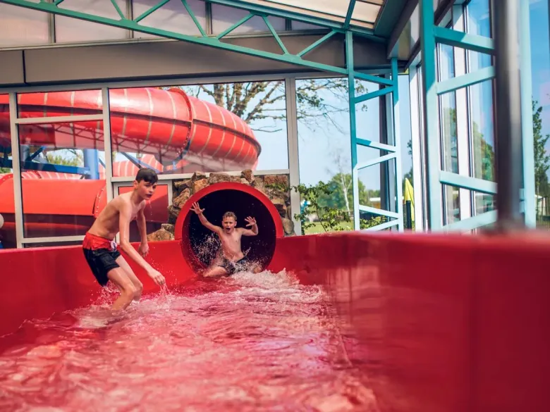 Wodna zabawa na zjeżdżalni na kempingu Roan Ackersate.