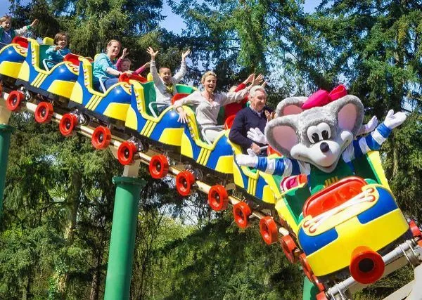 Rollercoaster w parku rozrywki Julianatoren, w pobliżu kempingu Roan Ackersate.