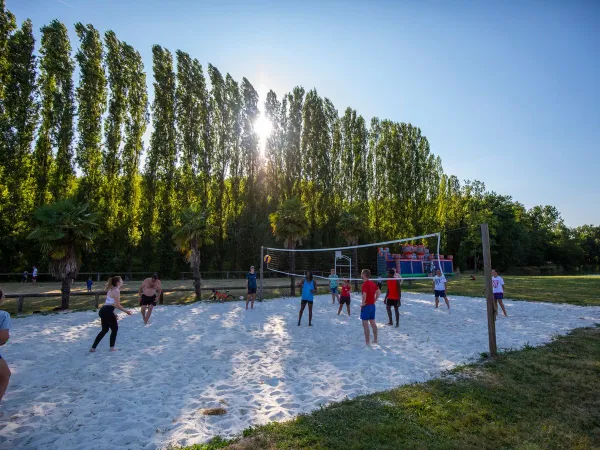 Siatkówka plażowa na kempingu Roan w Château de Fonrives.