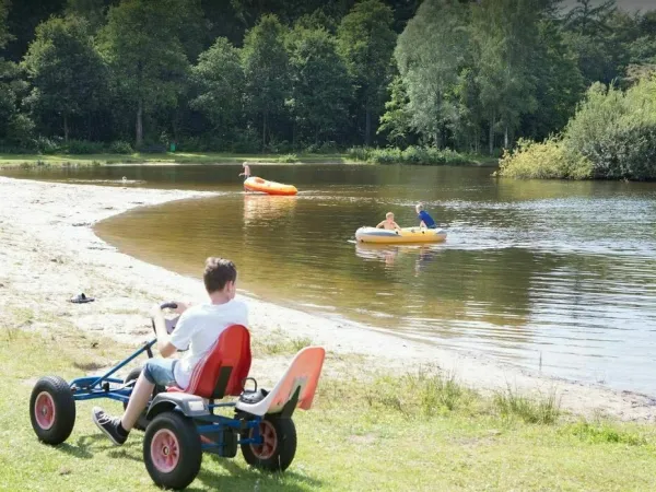 Dzieci bawiące się na kempingu Roan 't Veld.