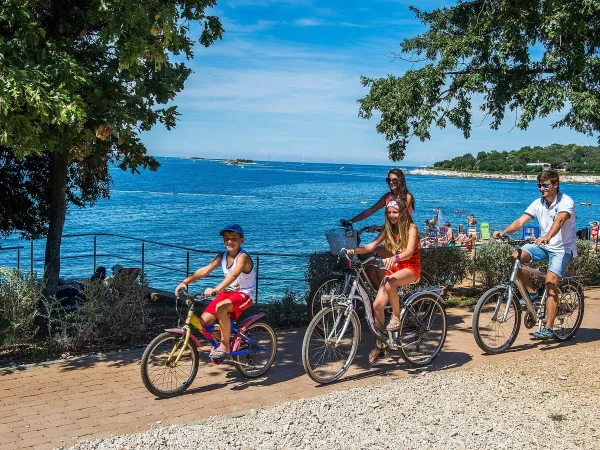 Jazda na rowerze wzdłuż wybrzeża na kempingu Roan Bijela Uvala.