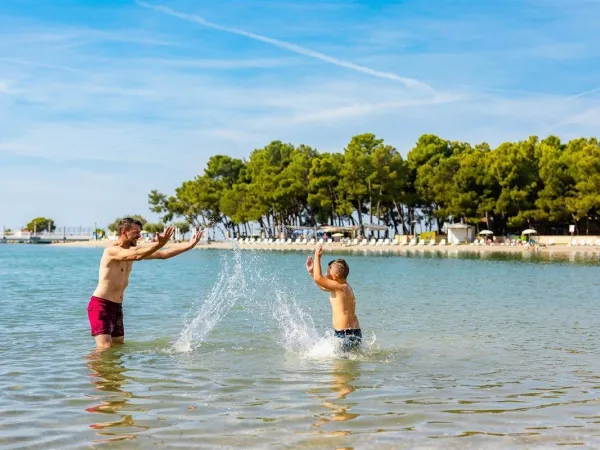 Wodna zabawa na plaży w pobliżu kempingu Roan Stella Maris.