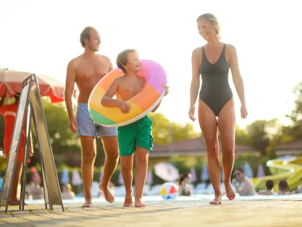 Rodzina przy basenie na kempingu Zaton Holiday Resort.