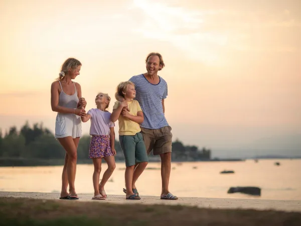 Rodzinna zabawa na plaży w pobliżu kempingu Roan La Sirène.