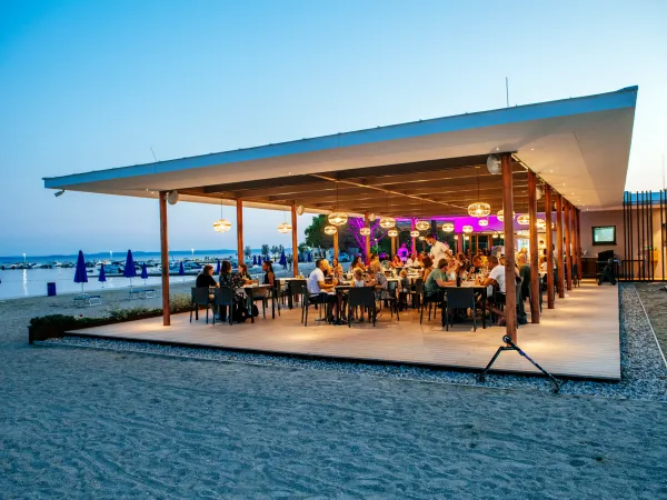 Bar na plaży na kempingu Roan w Zaton Holiday Resort.
