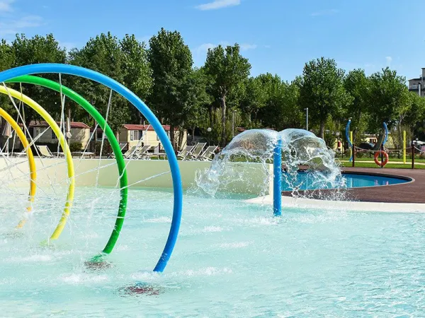 Spray park w basenie na kempingu Roan Rimini Family Village.
