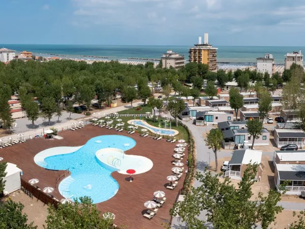 Przegląd kempingu i plaży na kempingu Roan Rimini Family Village.