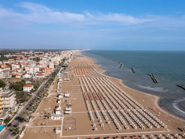 Widok na wybrzeże z piaszczystą plażą na kempingu Roan w rodzinnej wiosce Rimini.