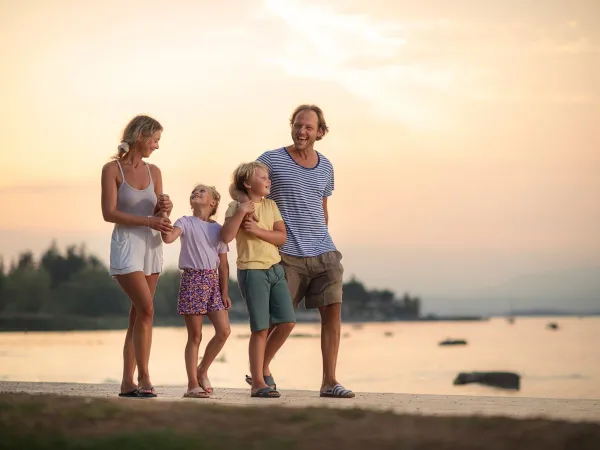 Spacer wzdłuż morza w pobliżu kempingu Roan Rimini Family Village.