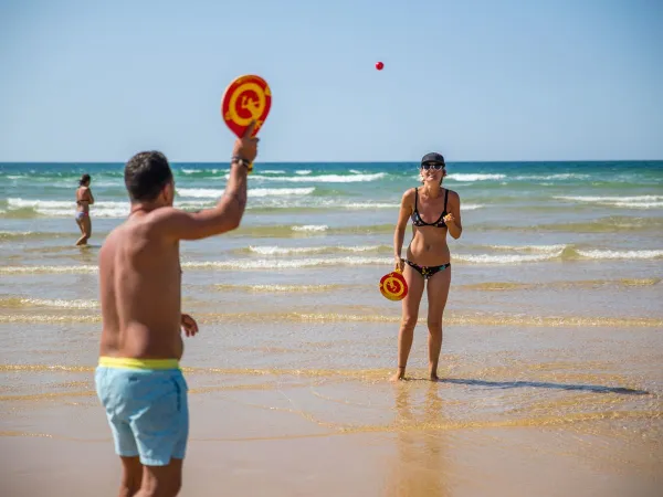 Piłki plażowe na plaży na kempingu Roan w Le Vieux Port.