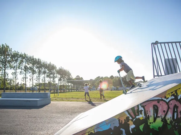 Skatepark na kempingu Roan w Le Vieux Port.