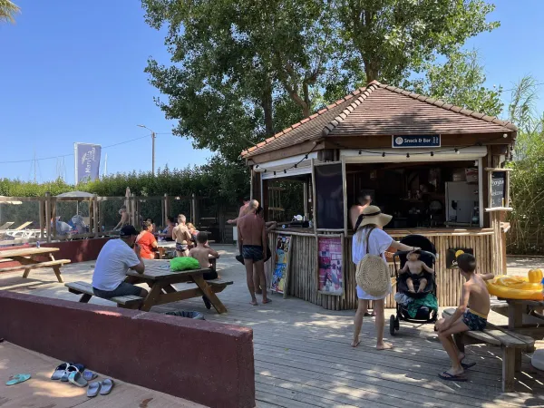 Bar z przekąskami na kempingu Roan de Canet.